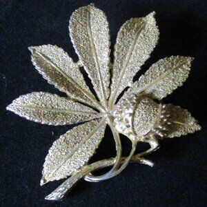 Vtg Unbranded Textured Gold Tone Metal Oak Leaf & Acorn Brooch/Pin 3" x 2.25"